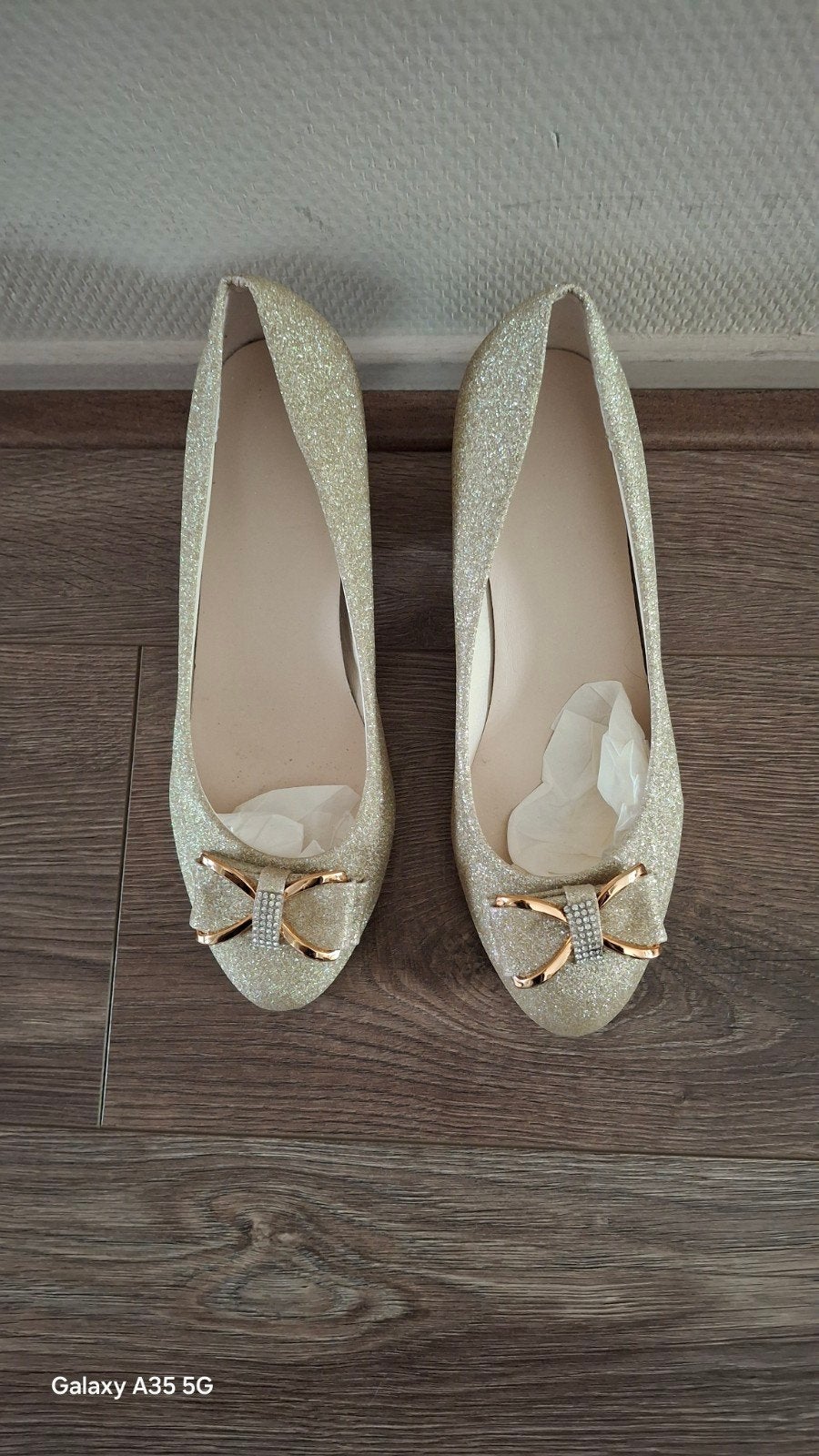 Gouden glitter schoenen met strik - Maat 40, Kleding | Dames, Schoenen met lage hakken, Overige kleuren, Ophalen of Verzenden