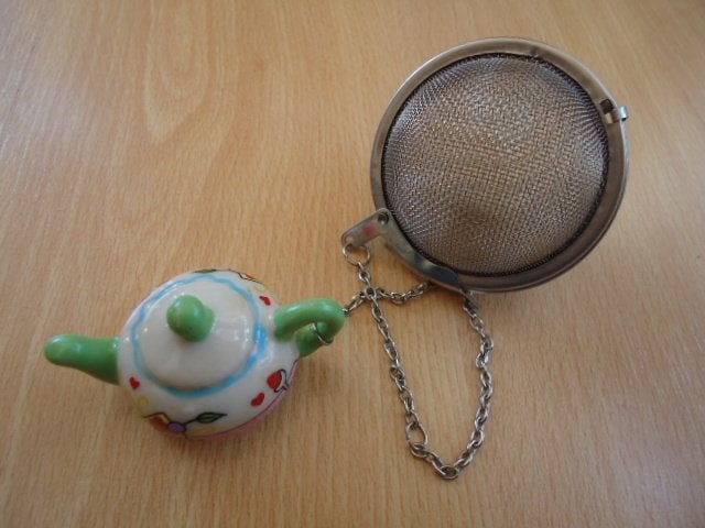 Thee-ei voor losse thee, met klein theepotje als hanger, Ophalen of Verzenden, Nieuw