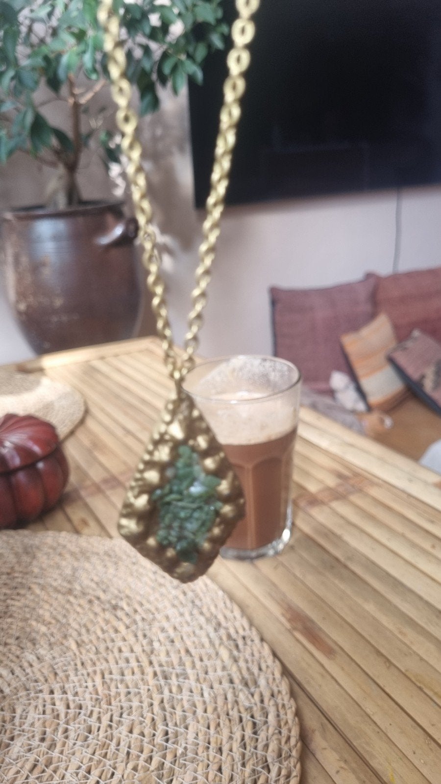 Gouden ketting met hanger en groene steentjes, Overige materialen, Gebruikt, Ophalen of Verzenden, Met edelsteen