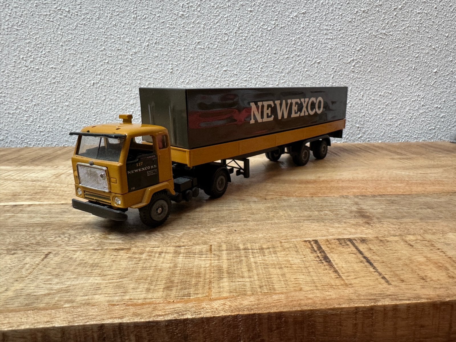Tekno Volvo F88 met huiftrailer Newexco, Hobby en Vrije tijd, Modelauto's | 1:50, Ophalen of Verzenden, Zo goed als nieuw, Bus of Vrachtwagen