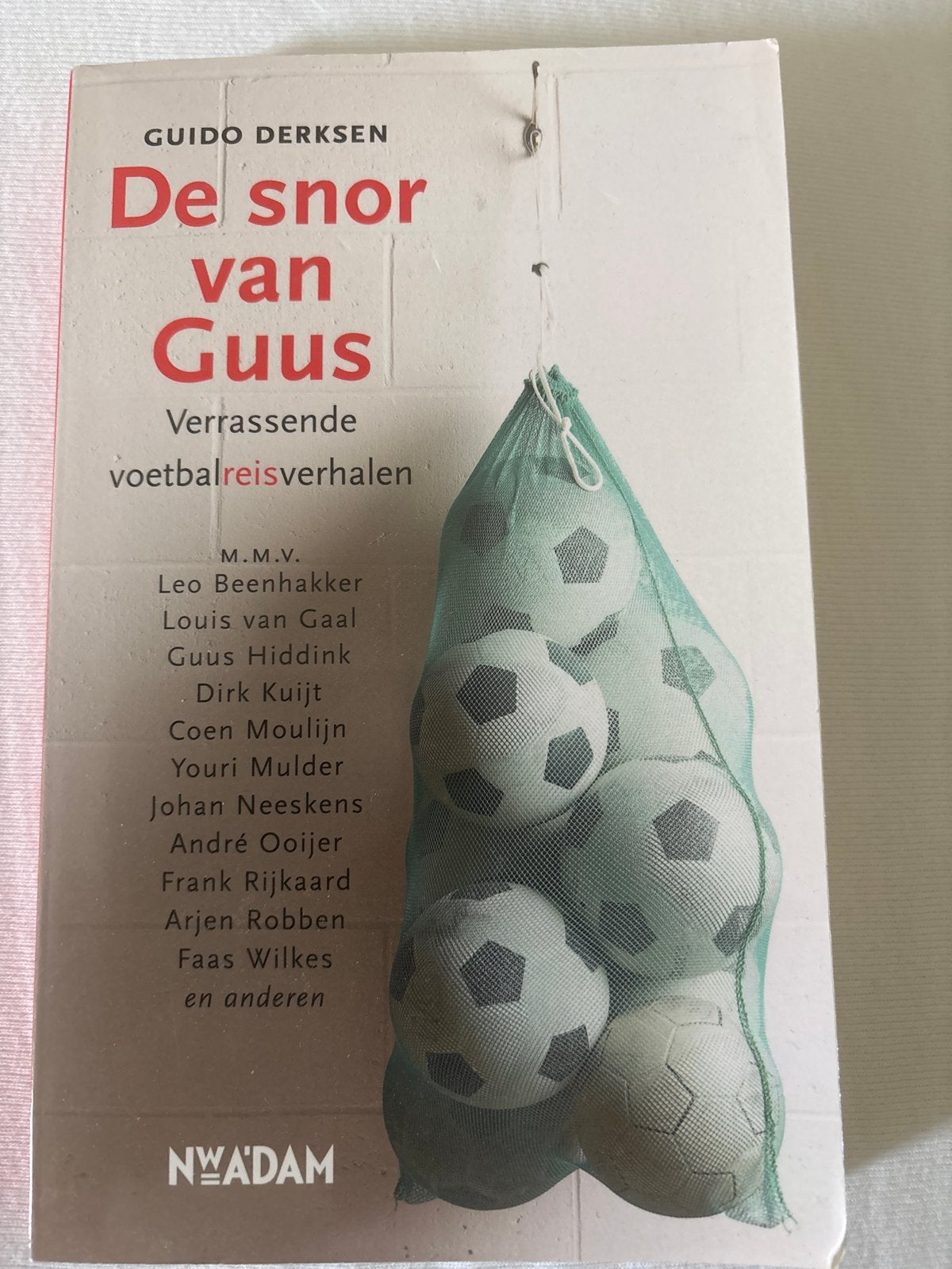De snor van Guus - Verrassende voetbalreisverhalen, Ophalen of Verzenden, Gelezen, Balsport