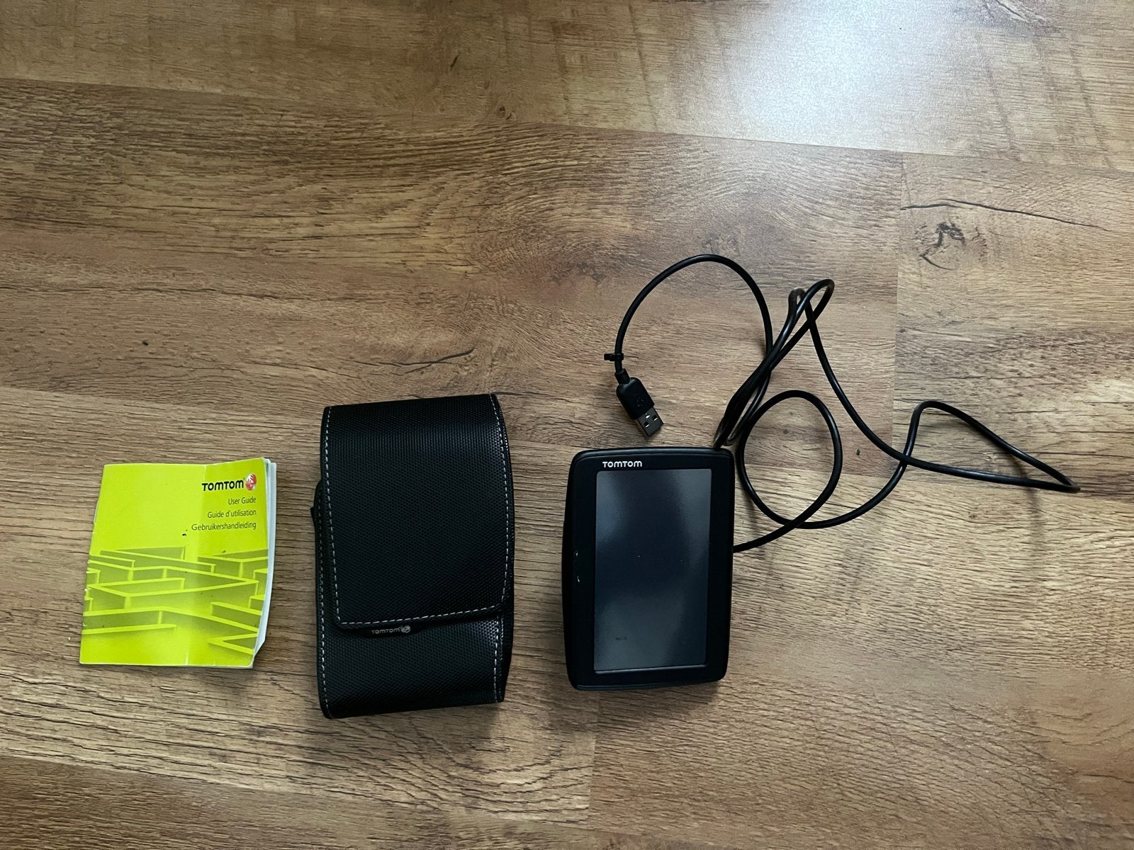 TomTom navigatiesysteem met hoes en handleiding, Ophalen of Verzenden, Gebruikt