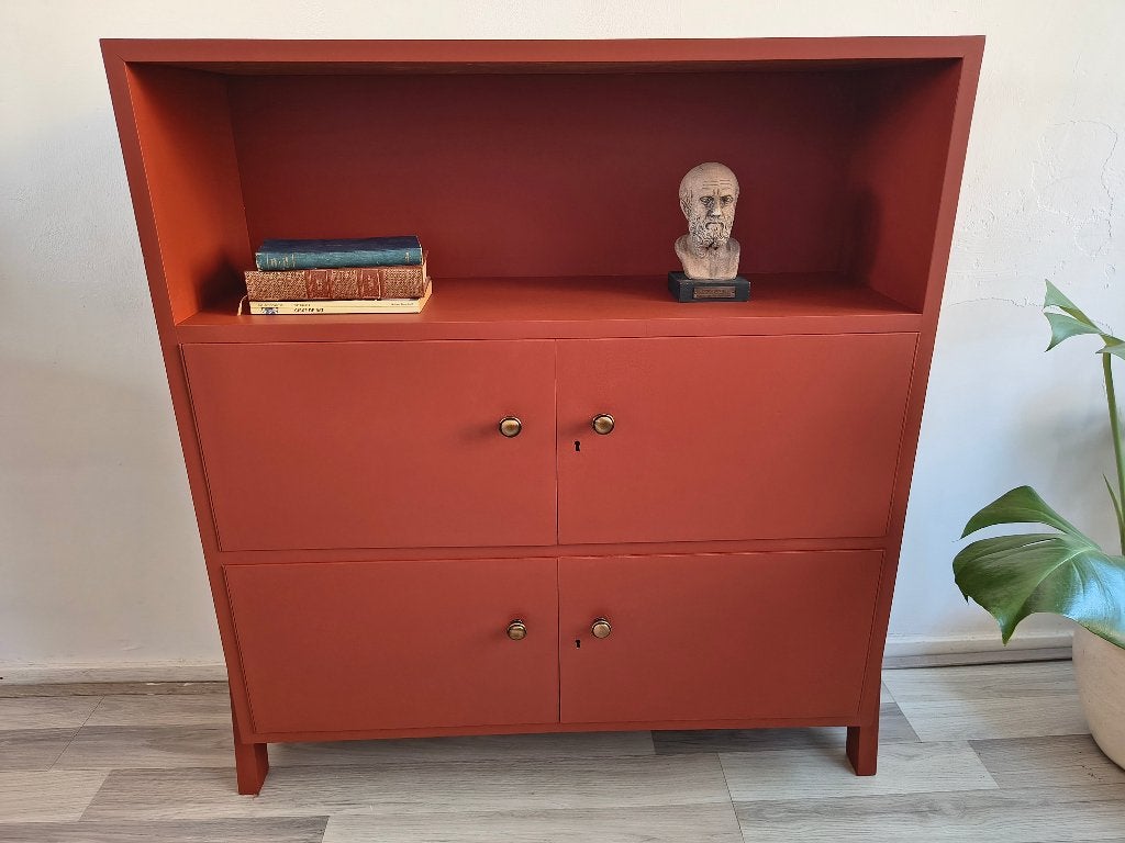 Vintage boekenkast / dressoir – terracotta rood, Met deur(en), Zo goed als nieuw, Onbekend, Onbekend