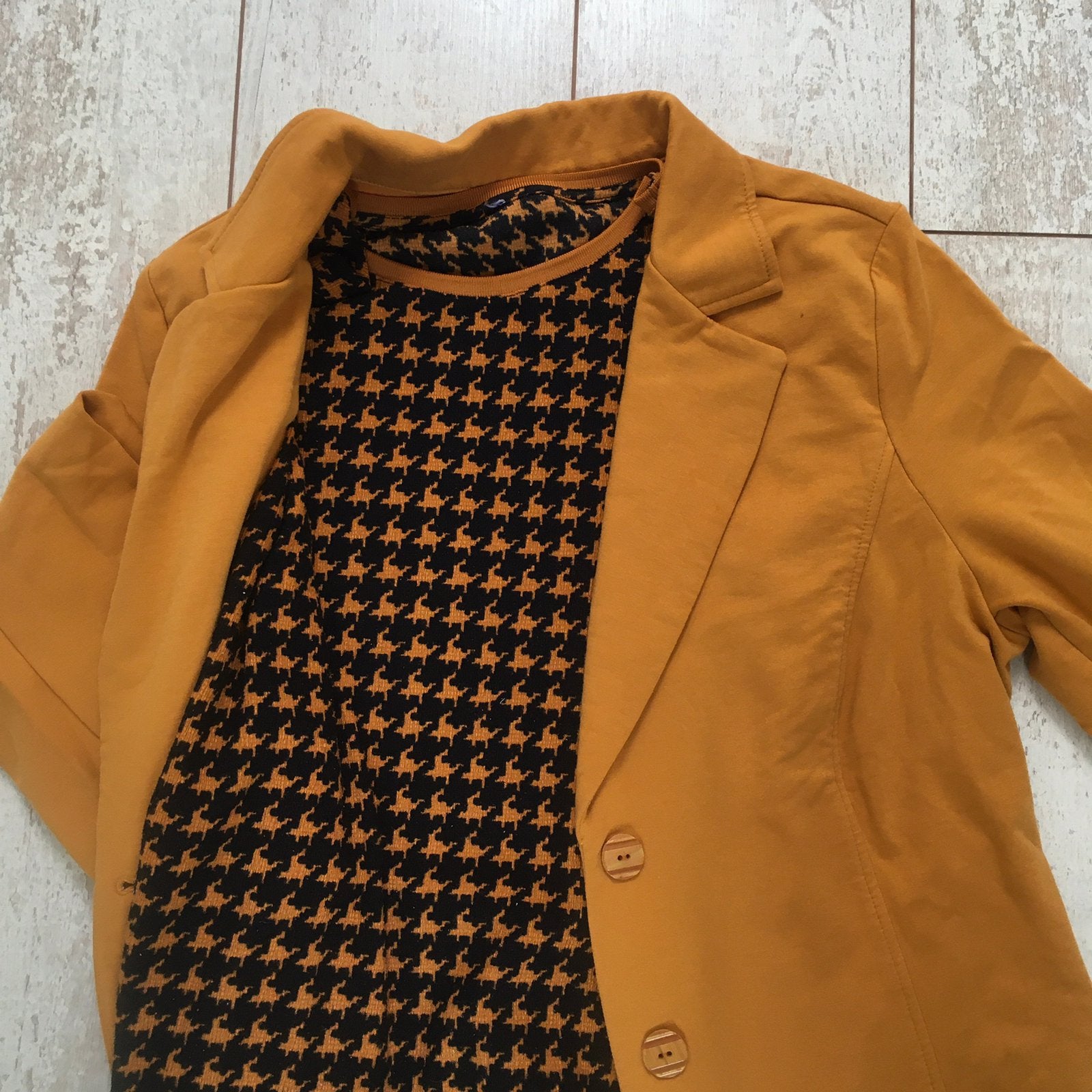 OKERGEEL COLBERTJE REKBARE STOF MET SHIRT, Ophalen of Verzenden, Zo goed als nieuw, Geel