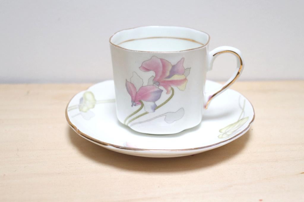 Vintage China Balmoral Castle Bone China kop en schotel, Ophalen of Verzenden, Zo goed als nieuw, Porselein, Kop en/of schotel