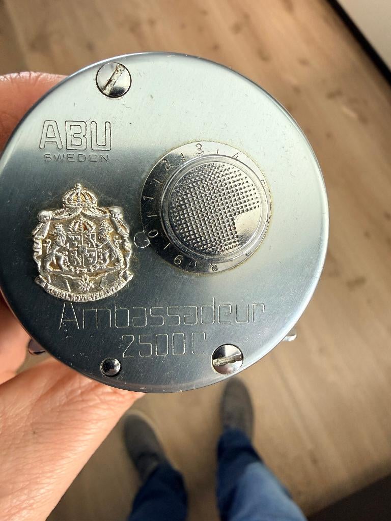 ABU Ambassadeur 2500C Sweden – Vintage Baitcaster, Ophalen, Zo goed als nieuw, Molen