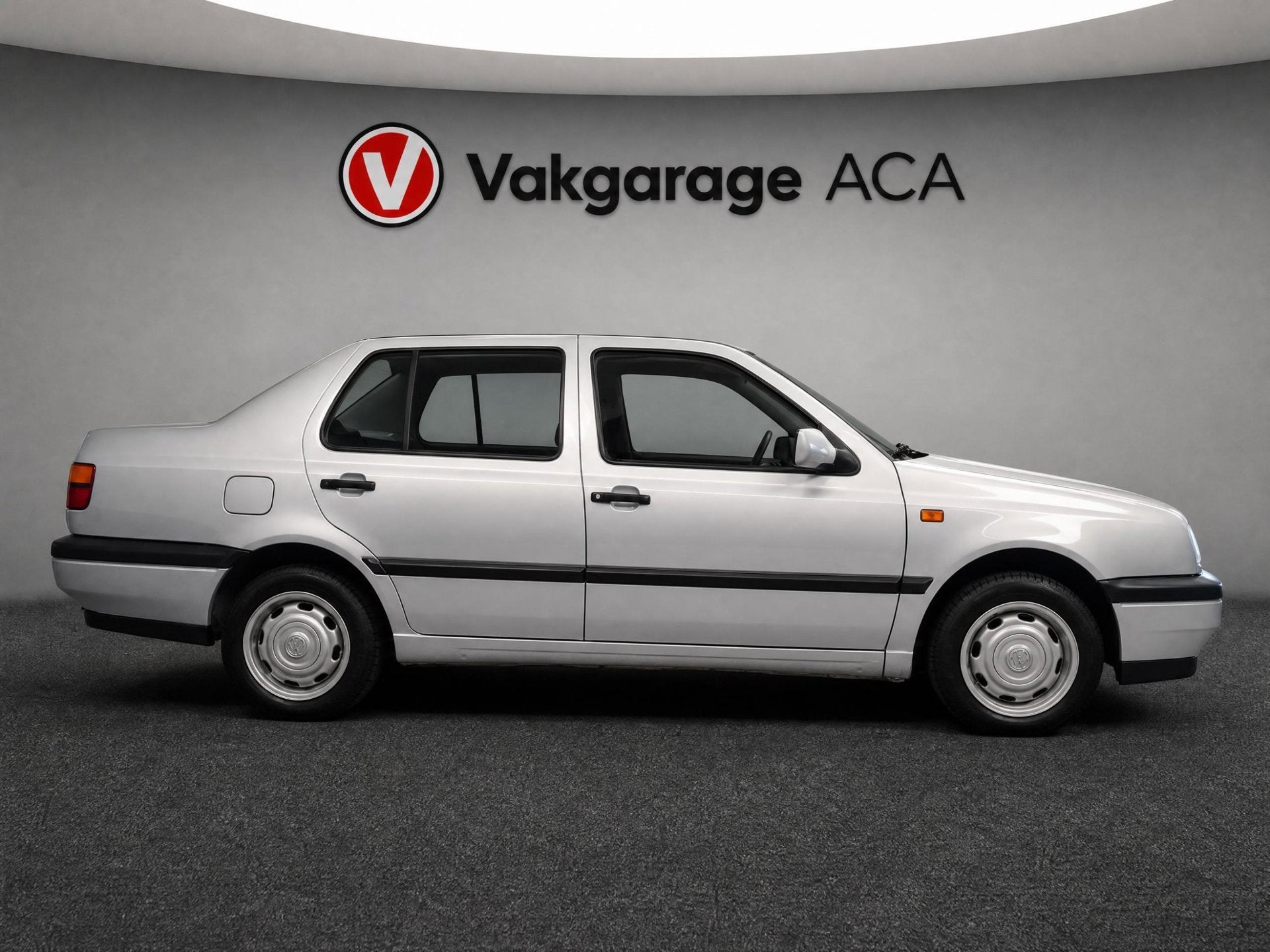 Volkswagen Vento 1.8 GL // 46.000 km // LEDER // OPEN DAK //, Auto's, Automaat, Stoelverwarming, Gebruikt, 4 cilinders