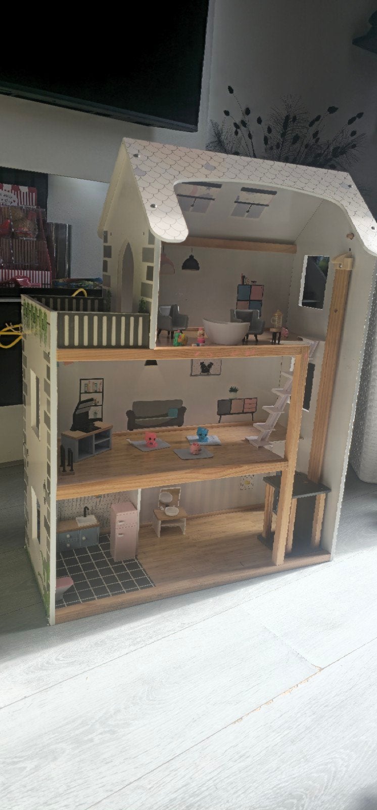 Groot houten poppenhuis met meubels en accessoires, Ophalen, Gebruikt, Poppenhuis