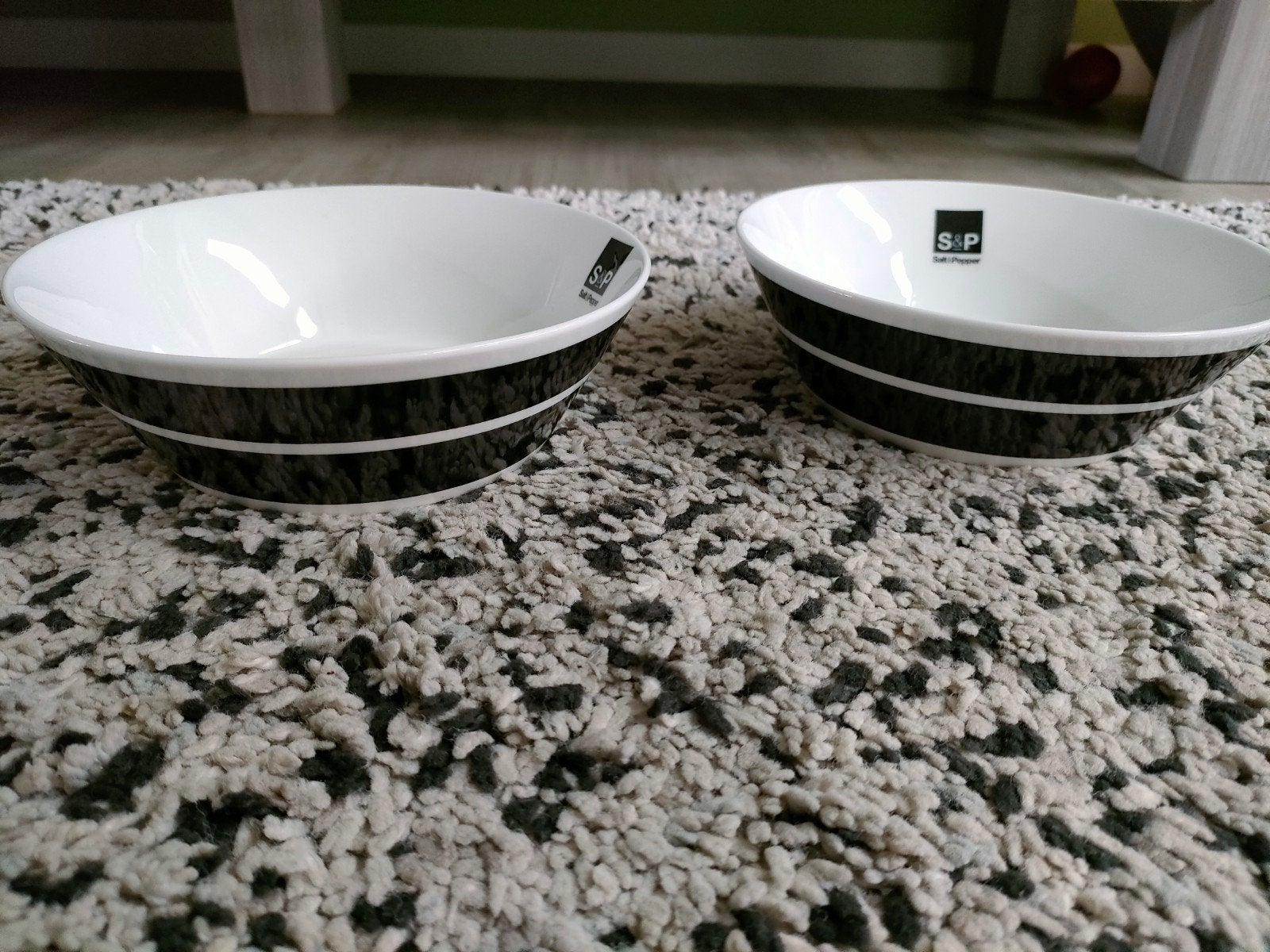 2x diep bord salt & pepper black stripes, Ophalen, Zo goed als nieuw, Overige stijlen, Bord(en)
