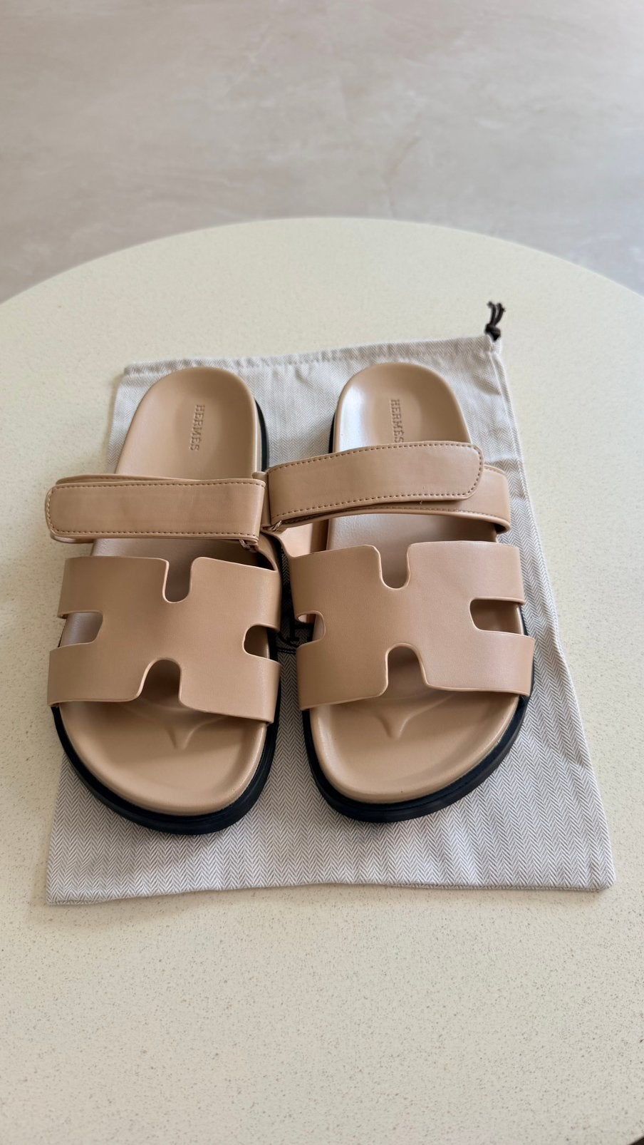 Hermes Chypre Sandalen - Beige Nude - Nieuw, Kleding | Dames, Schoenen, Ophalen of Verzenden, Zo goed als nieuw, Beige, Sandalen of Muiltjes