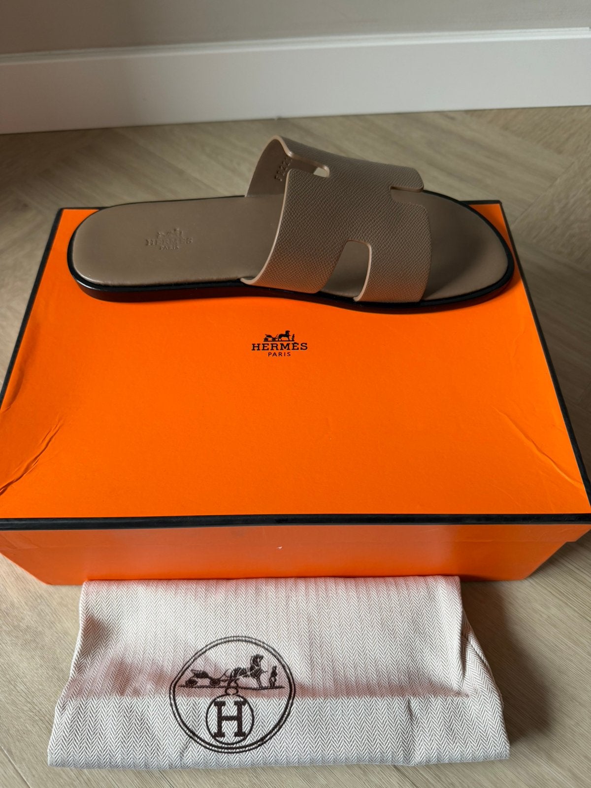 Hermès slippers maat 45 – nieuw in doos, Kleding | Heren, Schoenen, Ophalen of Verzenden, Nieuw, Bruin