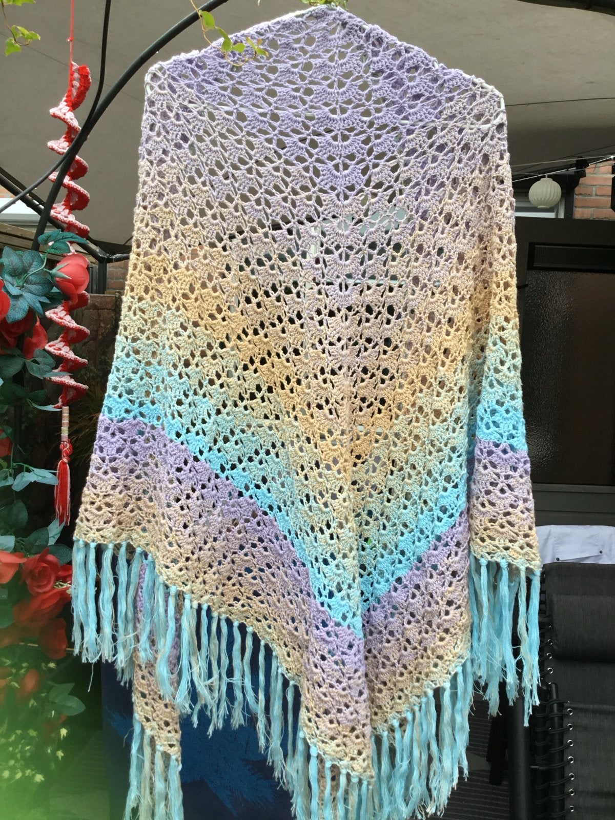Prachtige handgehaakte omslagdoek met franjes, Ophalen of Verzenden, Nieuw, Sjaal