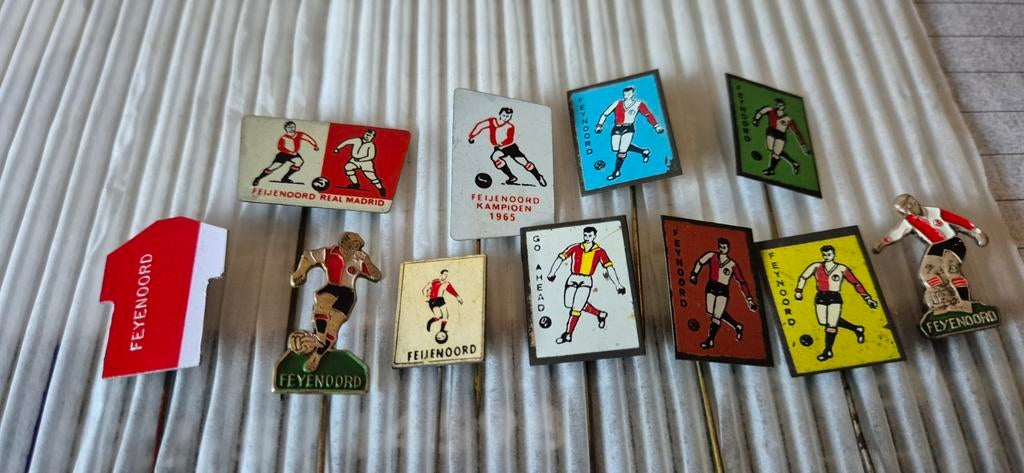 11 Feyenoord speldjes, Ophalen of Verzenden, Sport