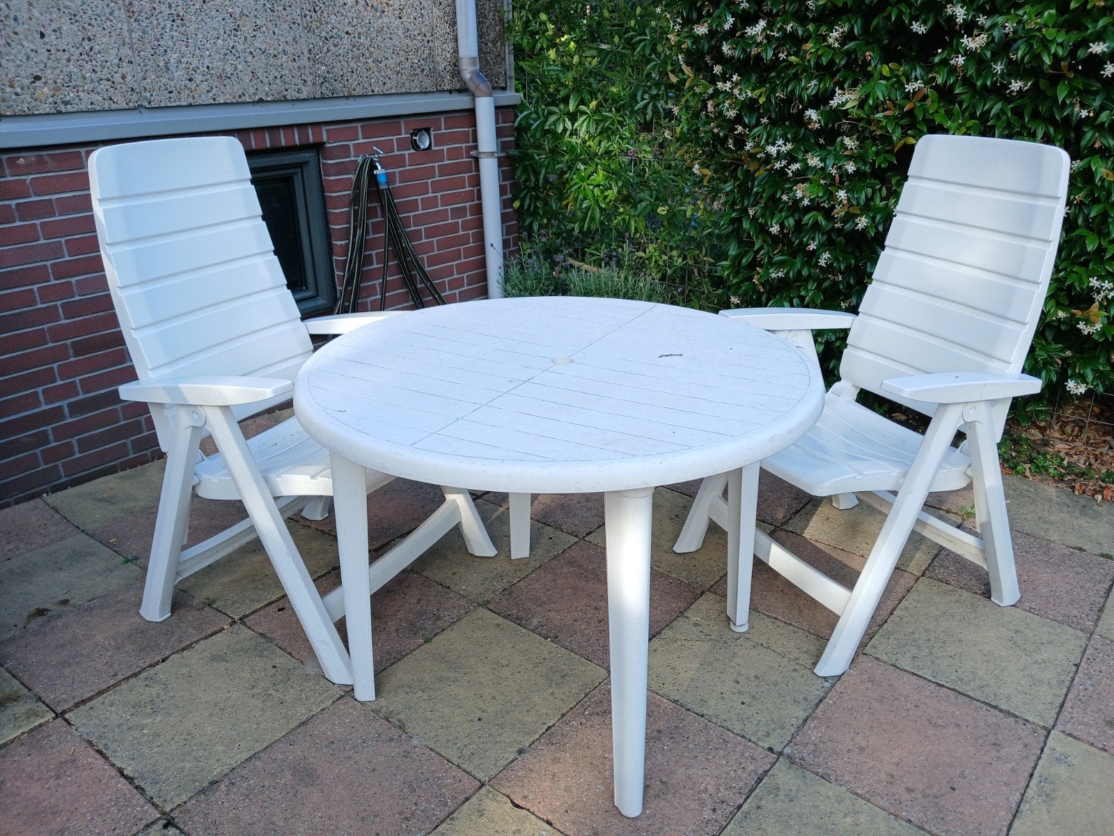 Tafel plus twee tuinstoelen, Tuin en Terras, Kunststof, Gebruikt, 3 zitplaatsen, Ophalen of Verzenden