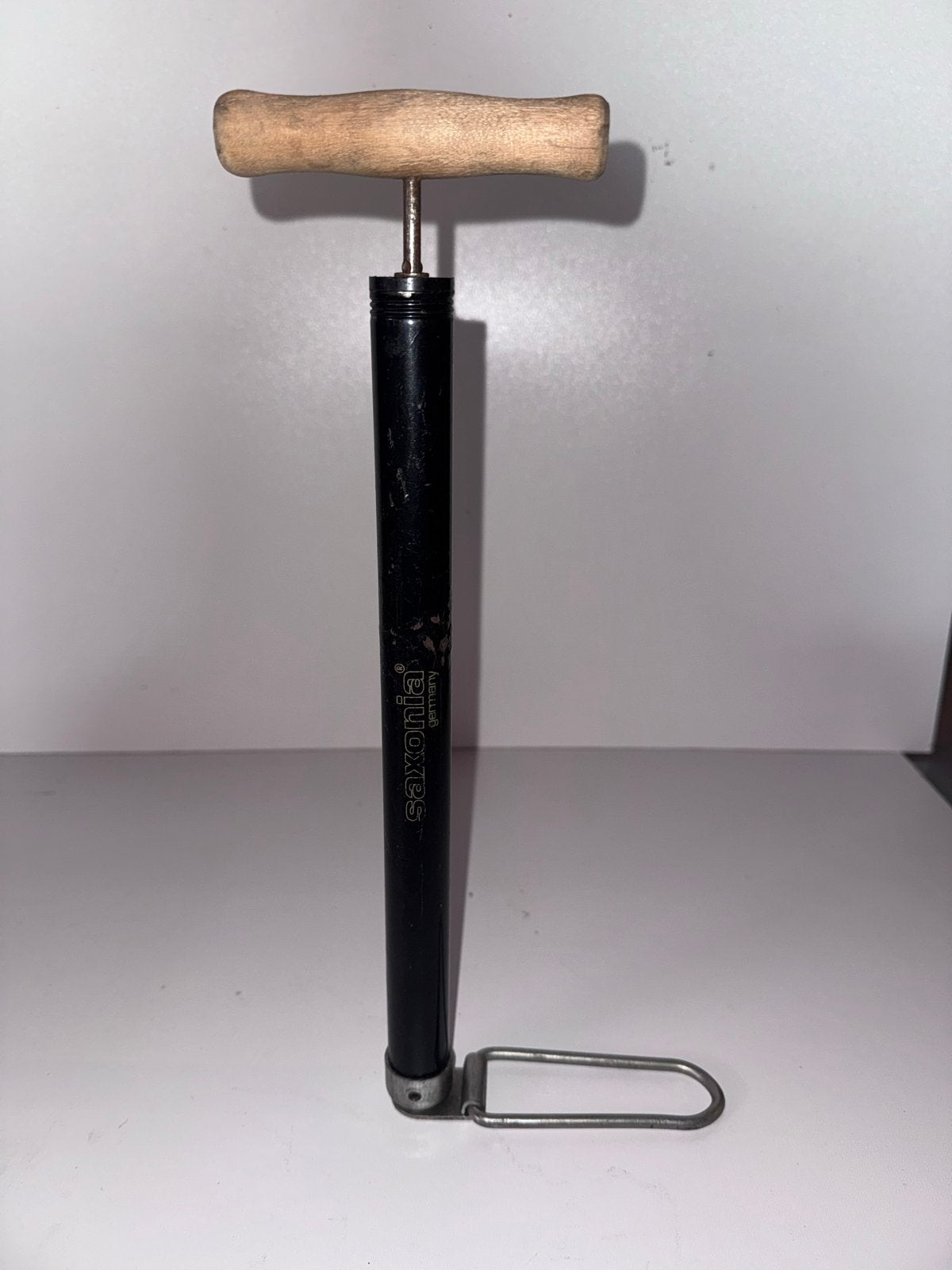 Vintage Saxonia Germany Handpomp - Zwart met Houten Handvat, Ophalen of Verzenden, Gebruikt