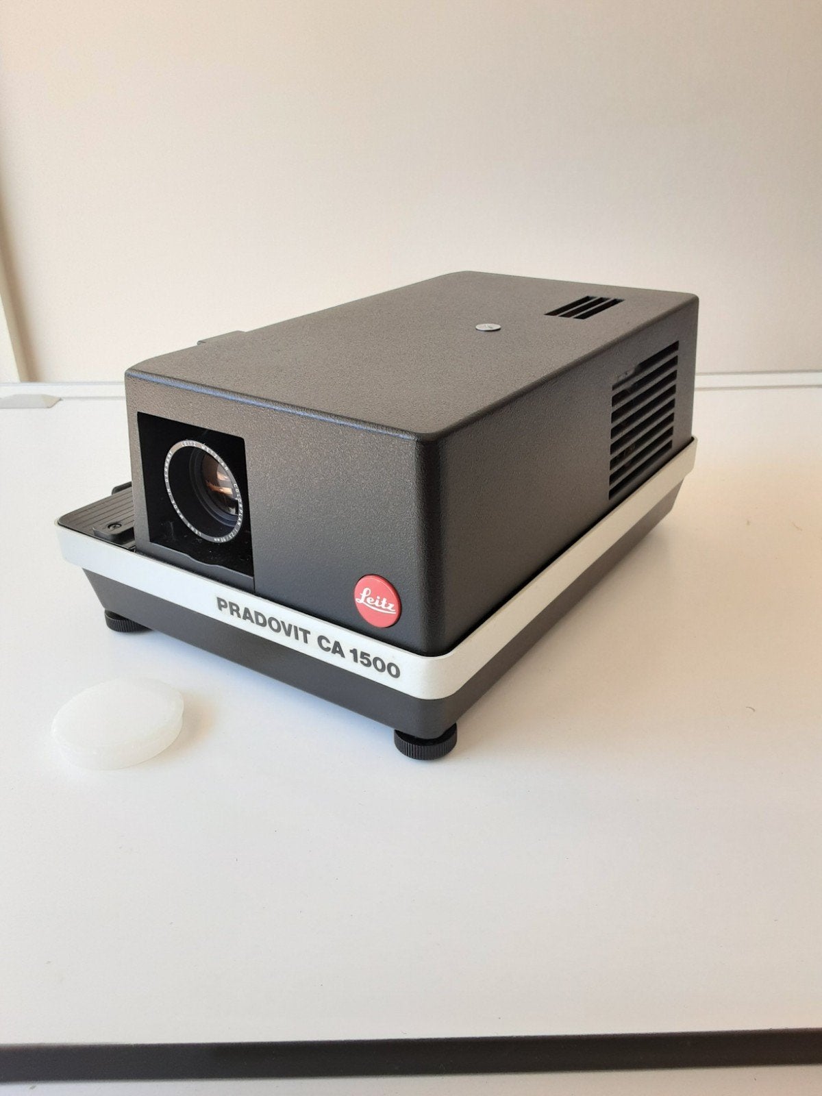 LEITZ PRADOVIT  CA 1500 + COLORPLAN OBJECTIEF, Audio, Tv en Foto, Diaprojectors, Ophalen, Zo goed als nieuw, Met scherm