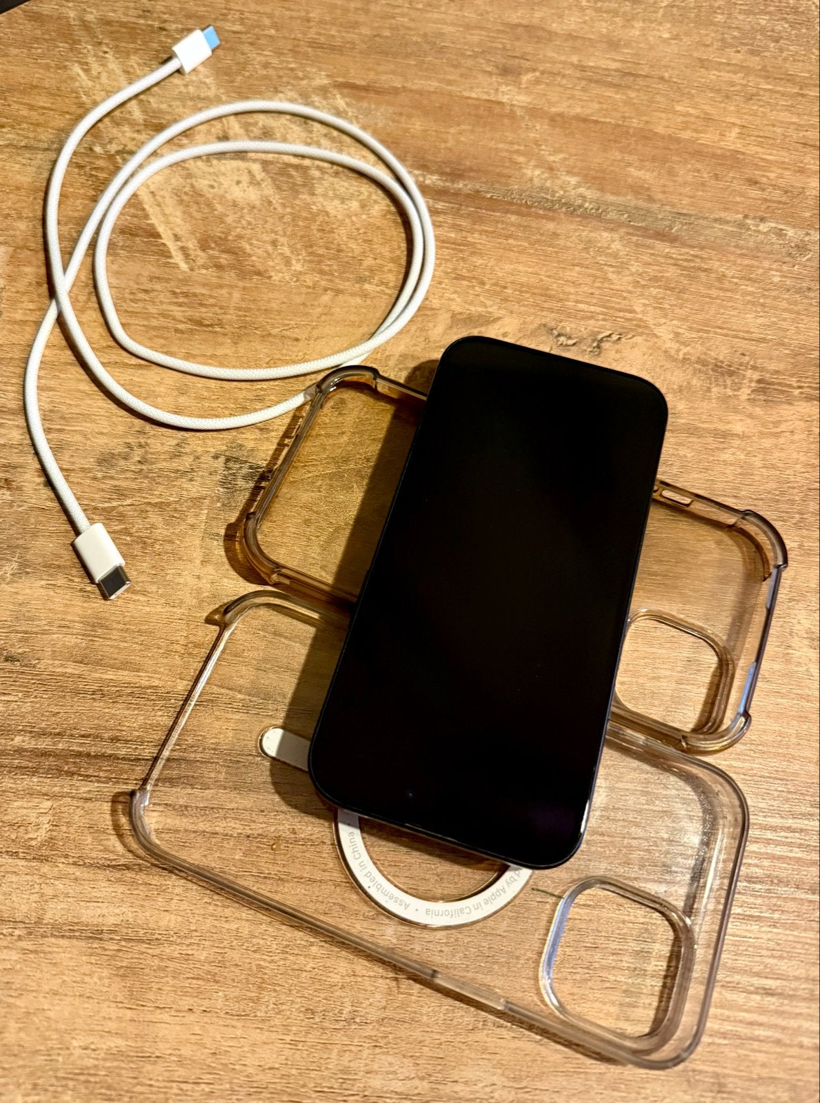 Refurbished iPhone 15 met accessoires