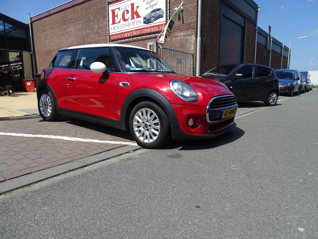 MINI Mini 1.5 Cooper Business (bj 2015), Auto's, Mini, Voorwielaandrijving, Gebruikt, 4 stoelen, 49 €/maand