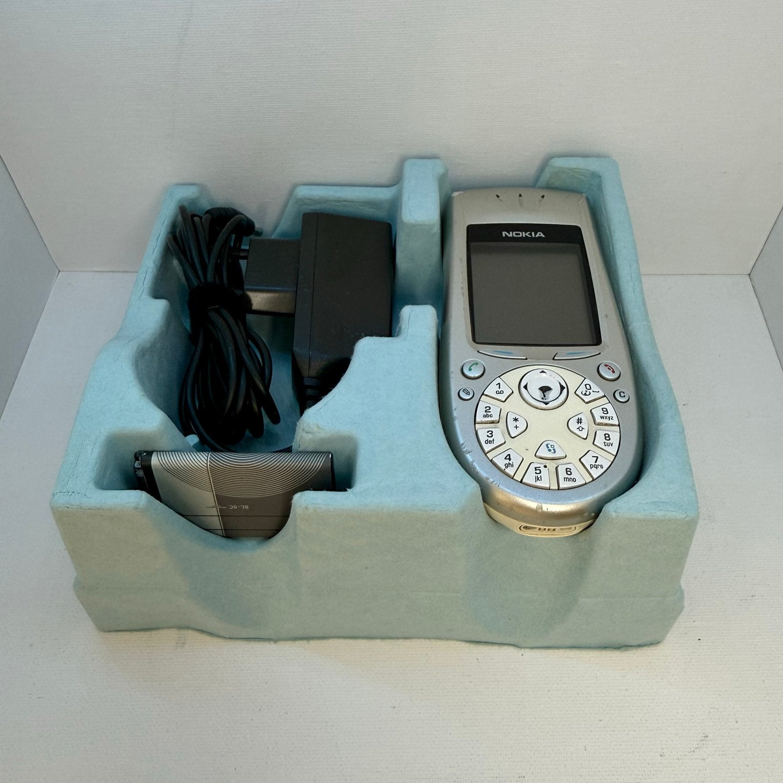 Nokia 3650 met doos, oplader, batterij, boekjes en CD-ROM, Telecommunicatie, Mobiele telefoons | Blackberry, Gebruikt, Ophalen of Verzenden