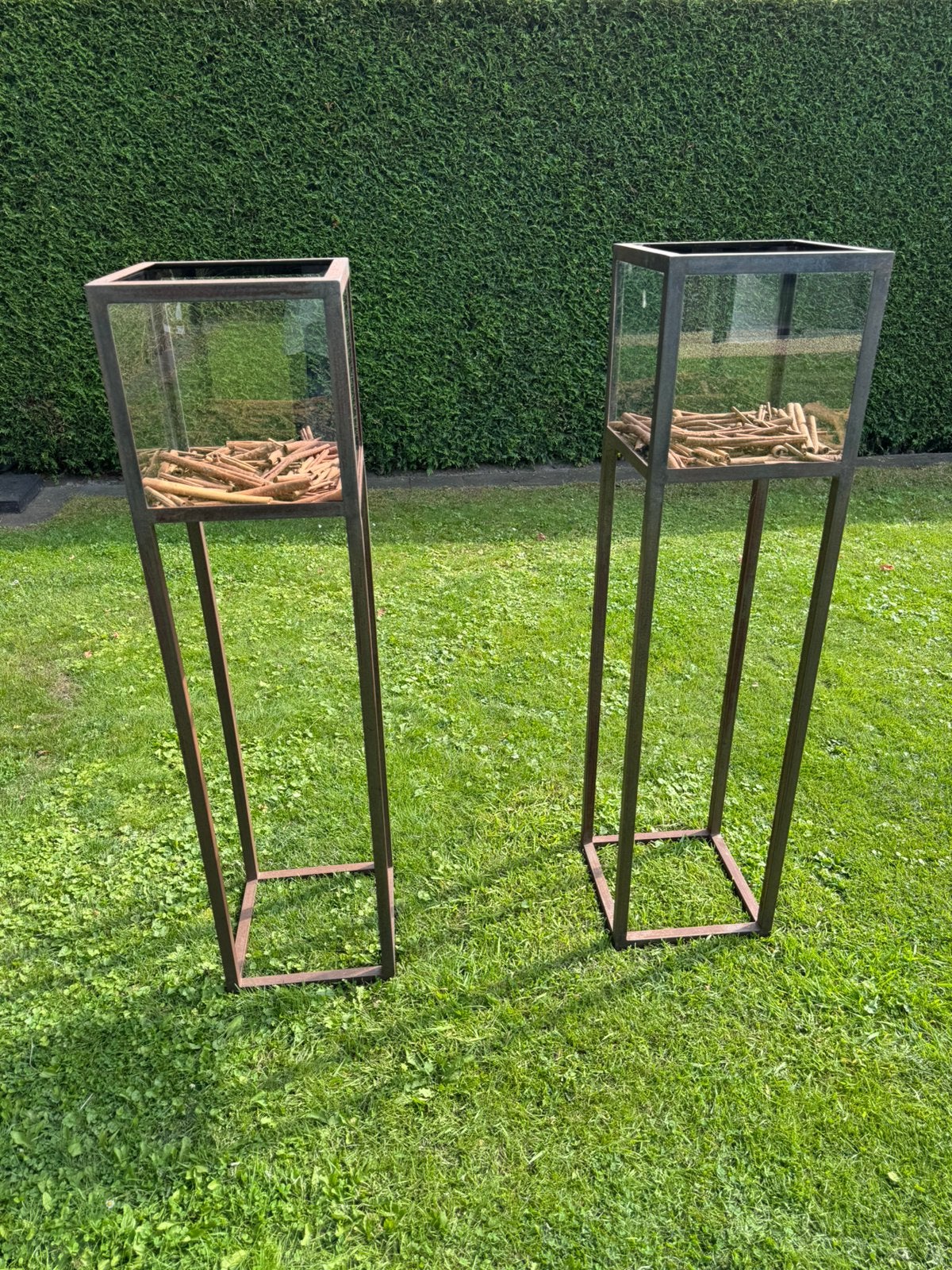 2 metalen pilaren., Ophalen, Zo goed als nieuw