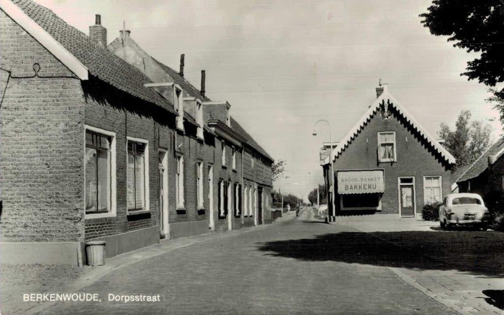 1968 Berkenwoude, Dorpsstraat met bakkerij, Ophalen of Verzenden, 1960 tot 1980, Gelopen, Zuid-Holland