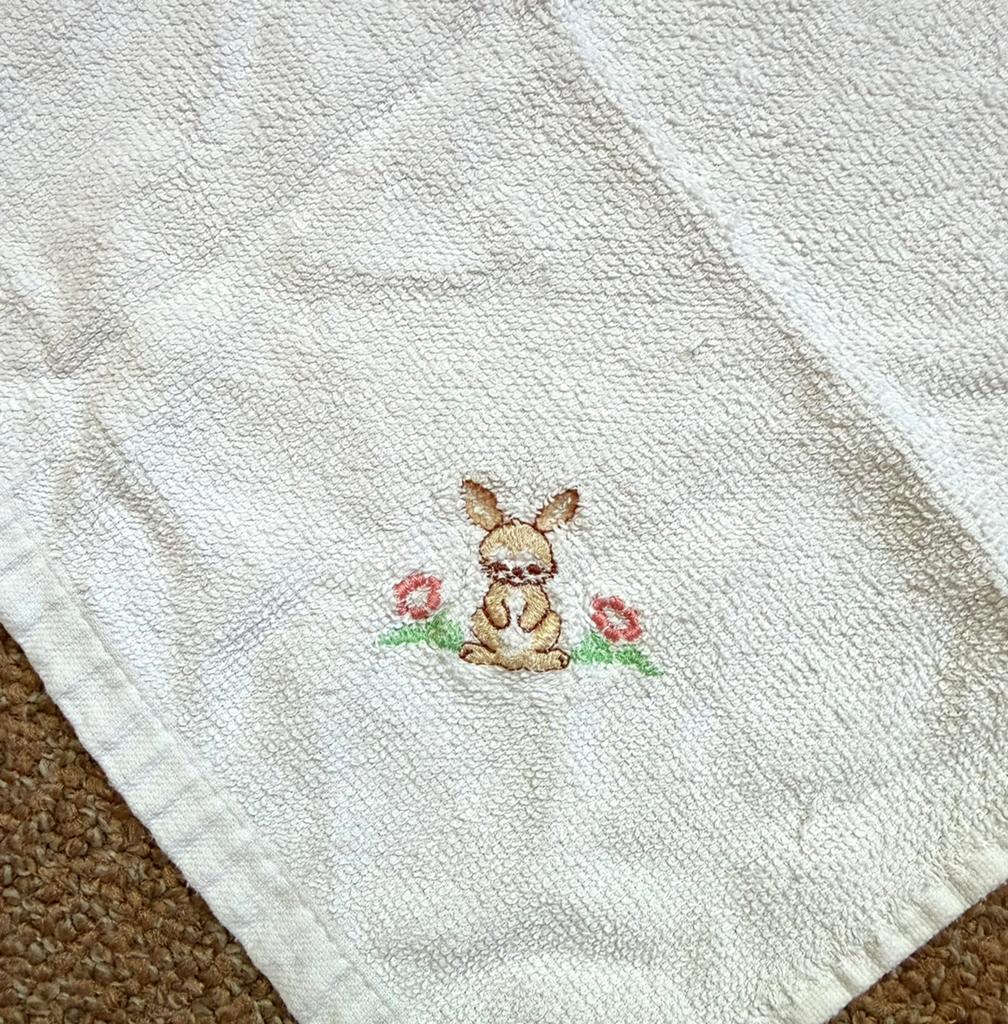 Vintage baby doekje monddoekje spuugdoekje geborduurd haasje, Ophalen of Verzenden, Gebruikt, Accessoires, Levensecht of Reborn