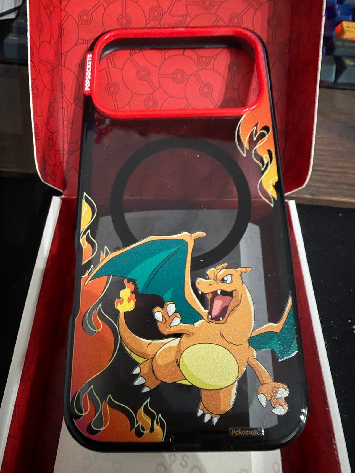 Foto 2 van Popsocket Charizard iPhone 17 Pro Max Hoesje met MagSafe
