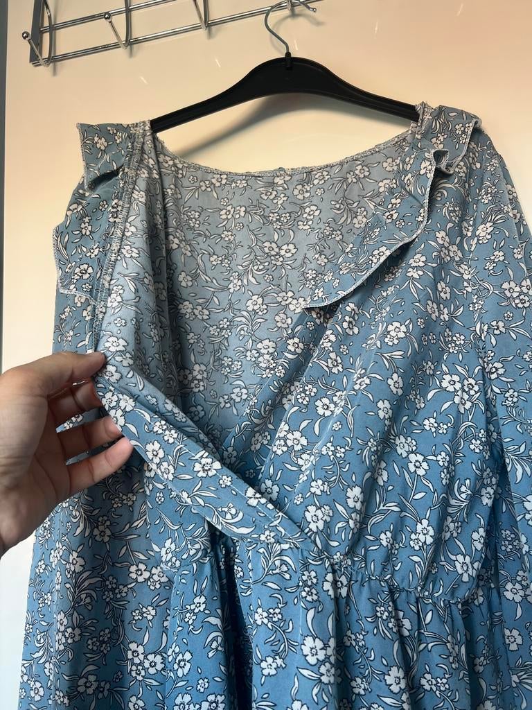 Blauwe bloemenjurk met ruches en lange mouwen, Kleding | Dames, Ophalen of Verzenden, Zo goed als nieuw, Blauw