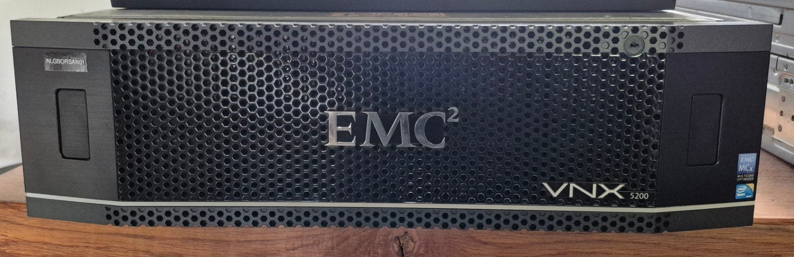 EMC VNX 5200 DPE - Compleet met dual controllers en caddies, Computers en Software, Gebruikt, 32 GB, Hot swappable onderdelen