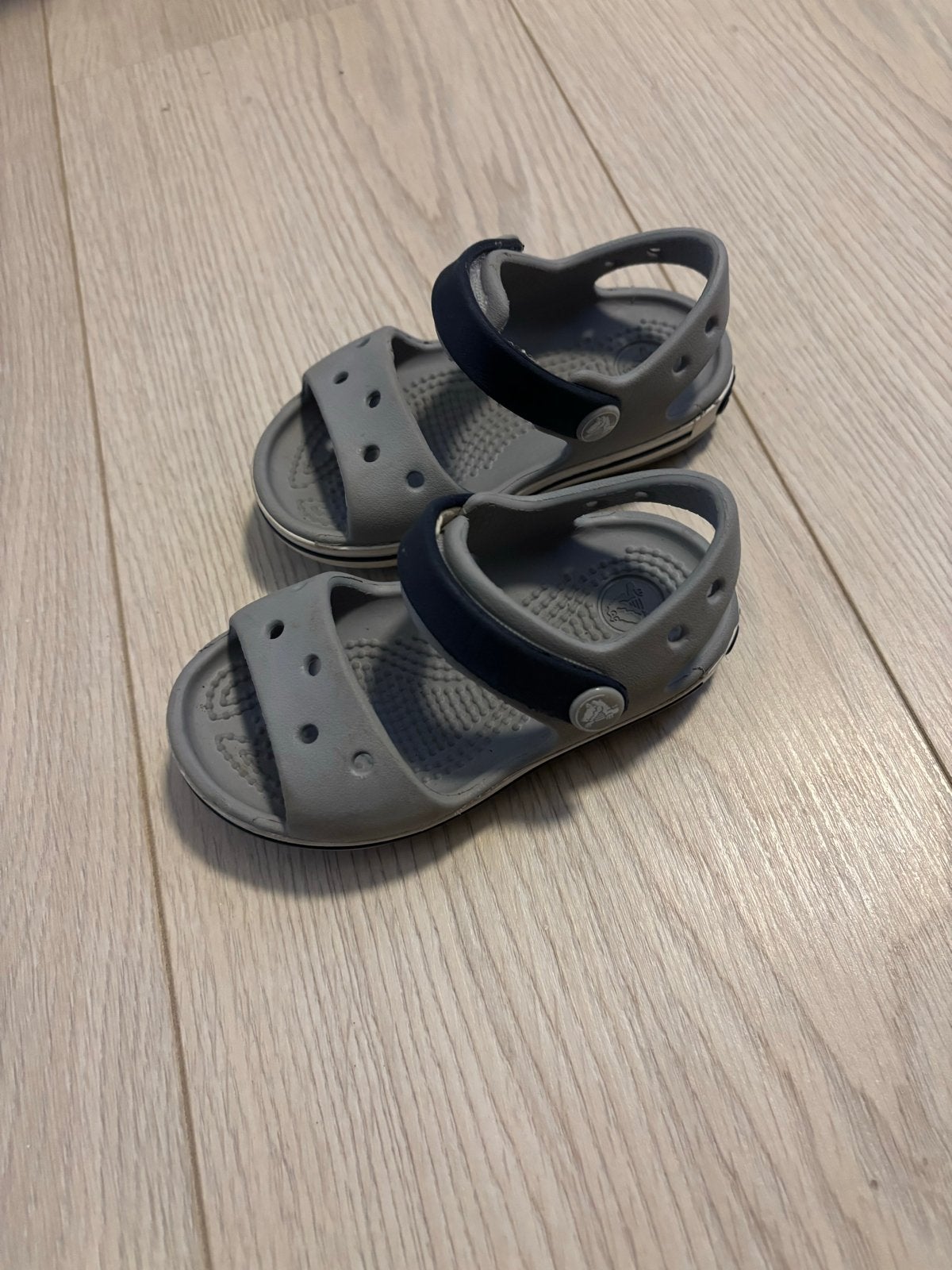 Crocs sandalen voor kinderen - grijs met blauw, Ophalen of Verzenden, Gebruikt, Jongetje of Meisje, Schoentjes