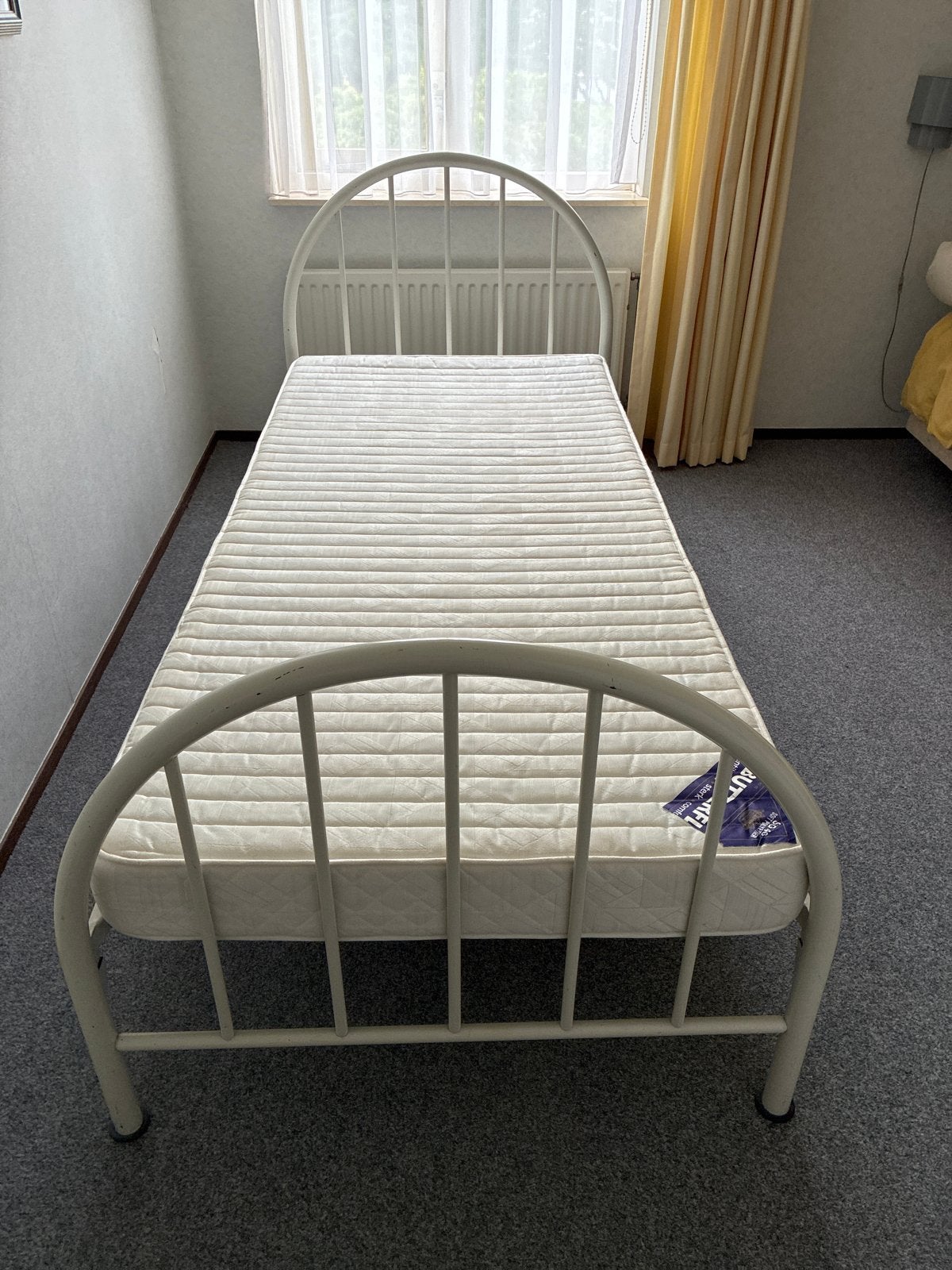Eenpersoonsbed met matras, wit metalen frame, Huis en Inrichting, Slaapkamer | Bedden, Ophalen, Gebruikt, 90 cm, Eenpersoons