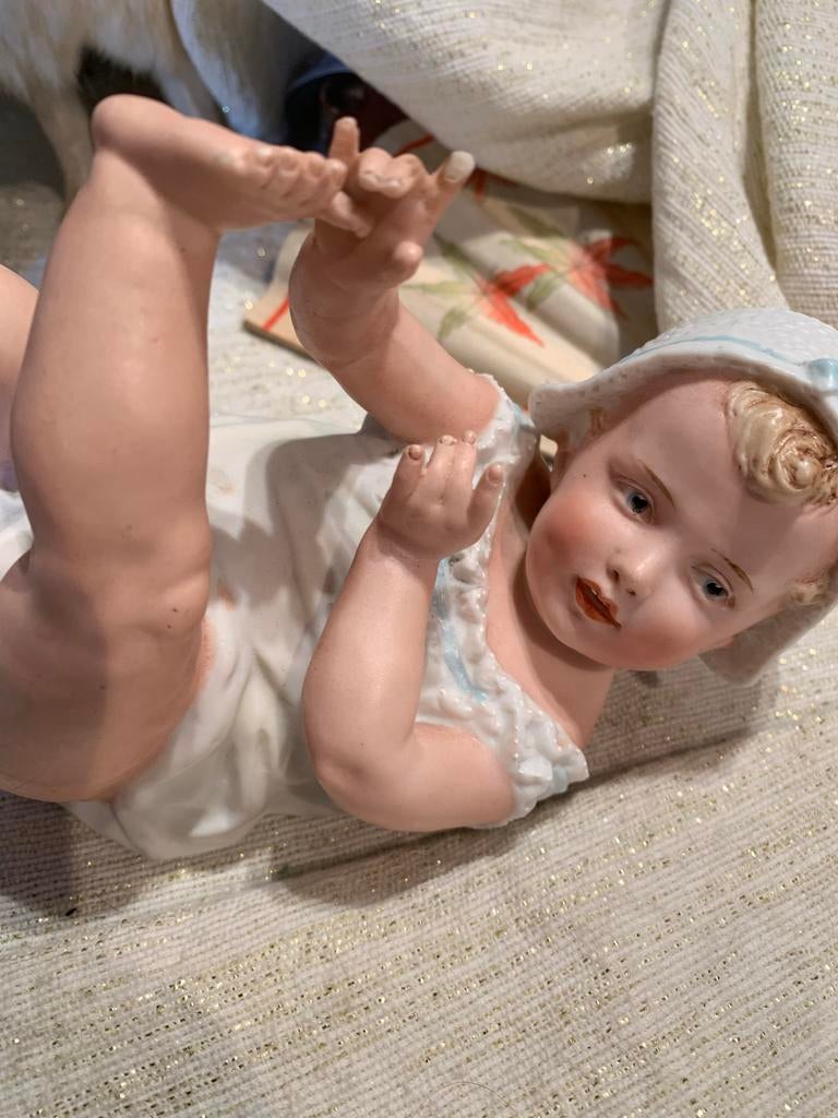 Antieke Heubach Piano Baby Porseleinen Beeldje, Ophalen of Verzenden, Gebruikt, Mens
