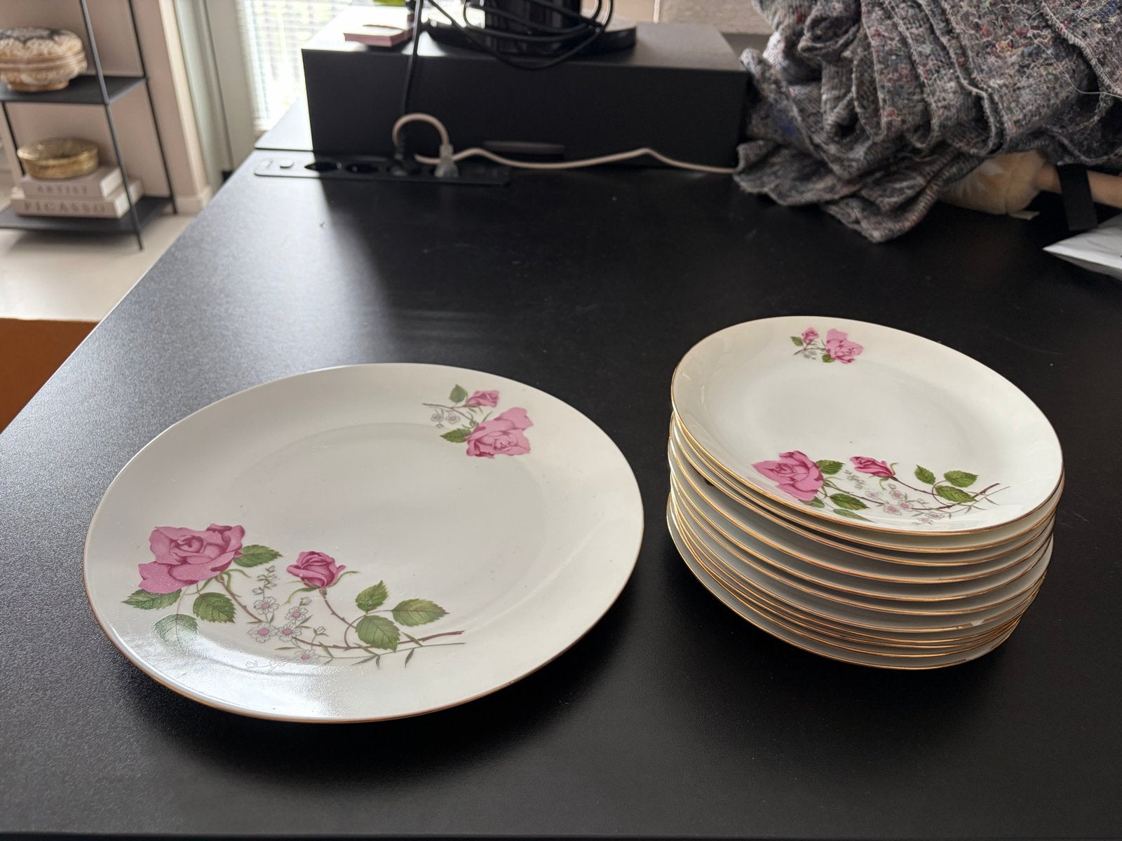 Vintage borden met rozenmotief - Made in Czechoslovakia, Antiek en Kunst, Ophalen of Verzenden