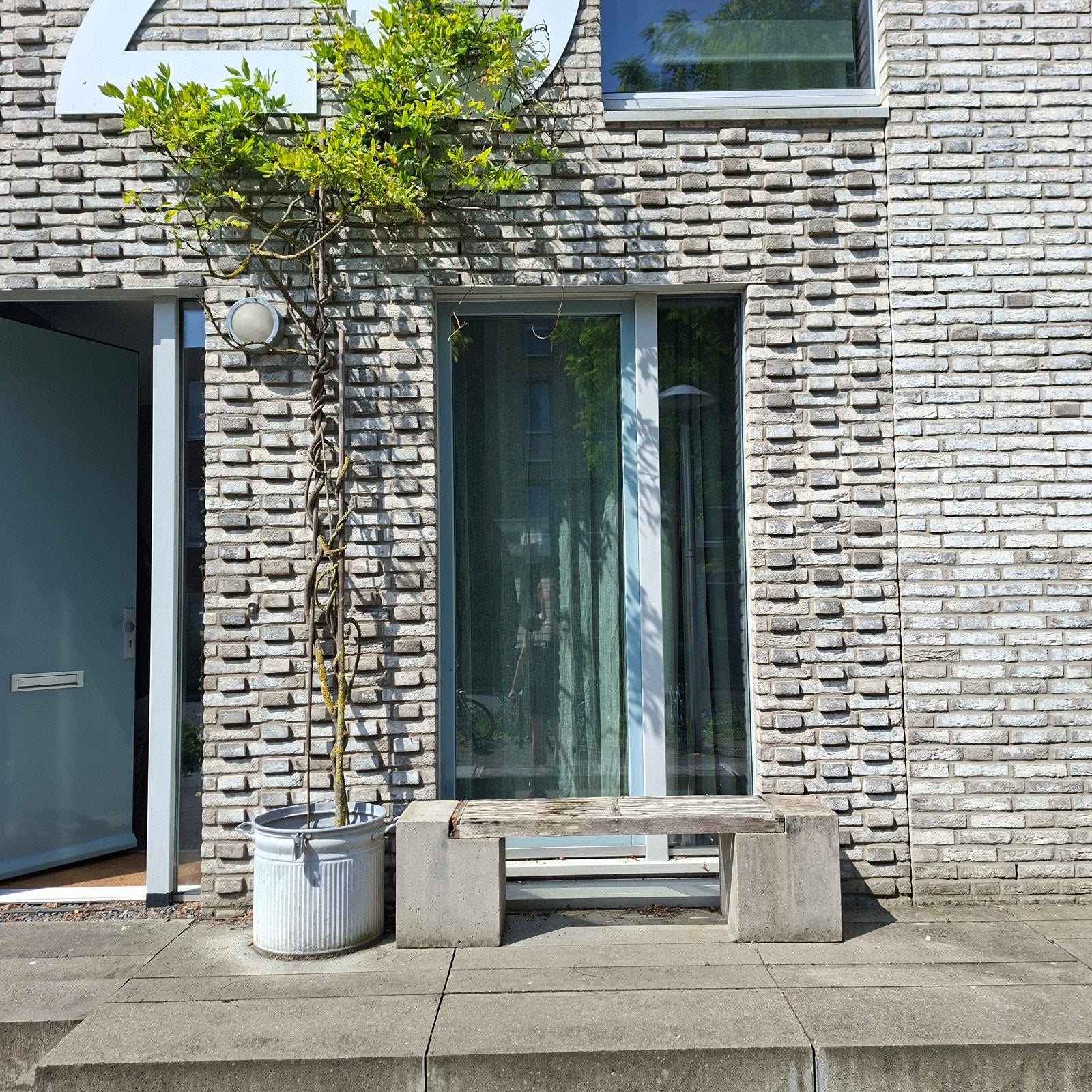 Robuust bankje met stenen houders en houten zitting, Tuin en Terras, Ophalen