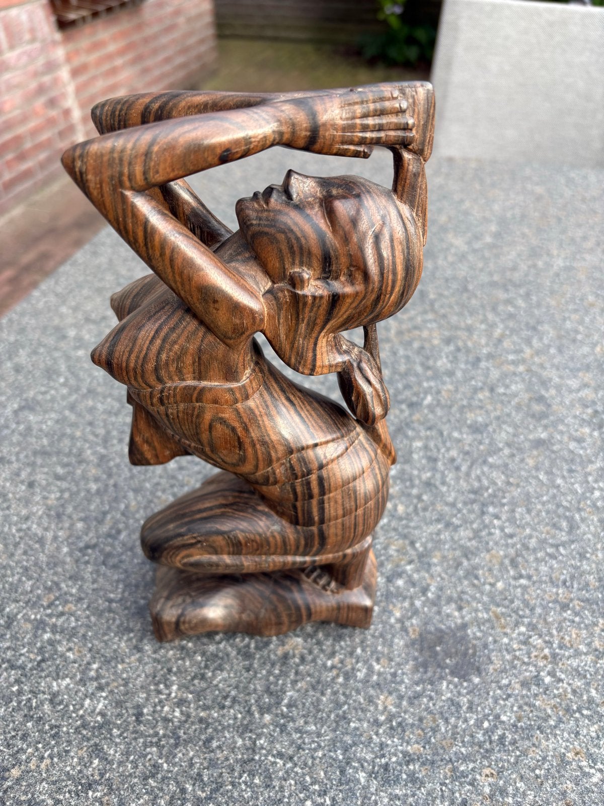 Houten beeld van een balinese danseres  - Handgemaakt, Antiek en Kunst, Ophalen of Verzenden, Handgemaakt, 20 - 50 cm, Beeld