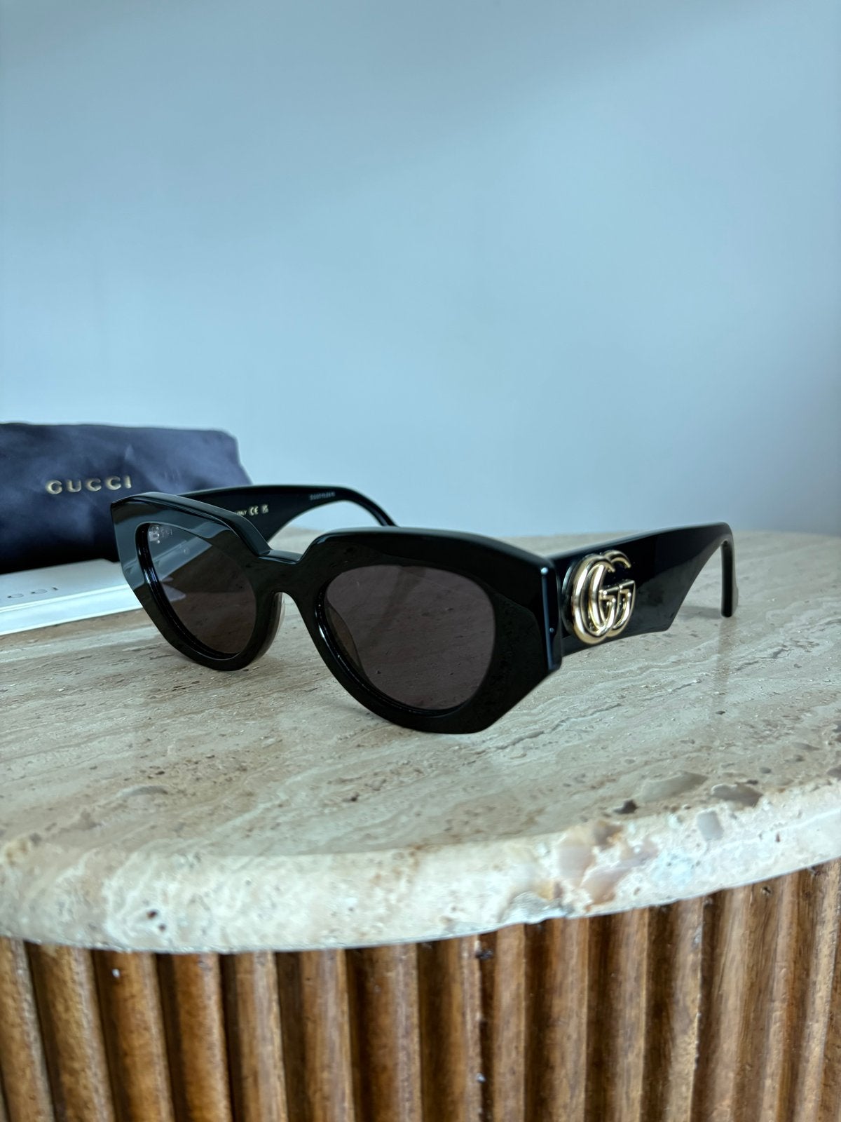 Gucci zonnebril - zwart met goud logo, Sieraden, Tassen en Uiterlijk, Zonnebrillen en Brillen | Dames, Overige merken, Zonnebril