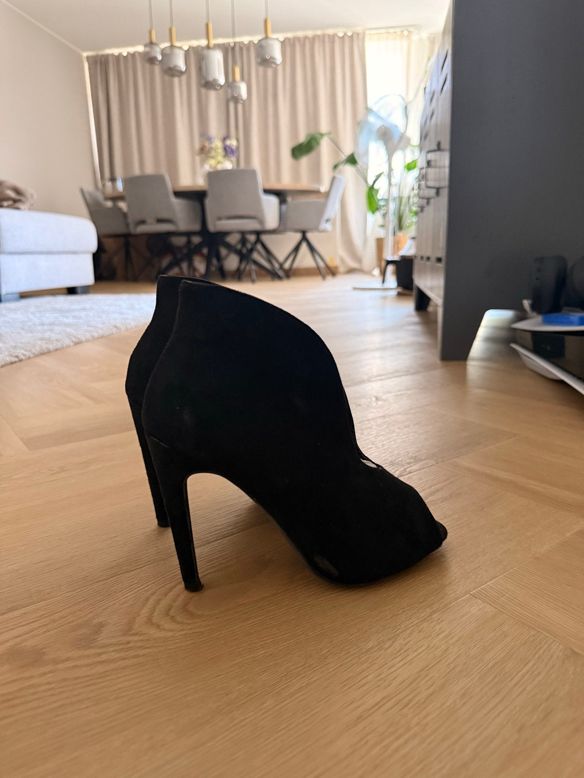 Zwarte suède open-teen enkellaarsjes met hoge hak, Ophalen, Zo goed als nieuw, Zwart, Schoenen met hoge hakken