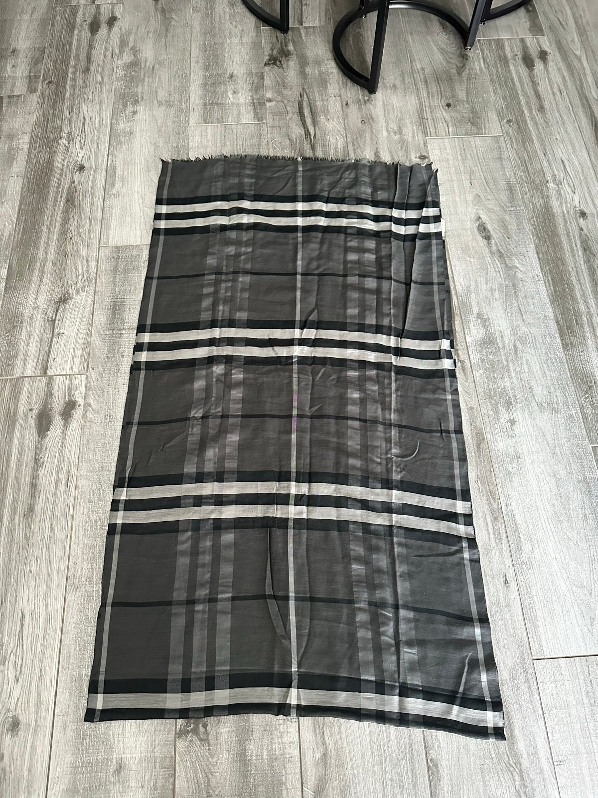 Burberry Sjaal - Zwart/Grijs Geruit, Ophalen of Verzenden, Zo goed als nieuw, Maat 38/40 (M), Sjaal