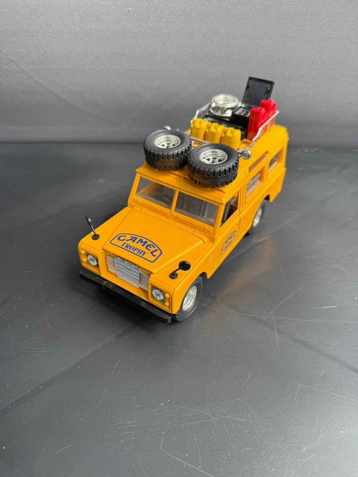 Land Rover Defender Camel Trophy 1:24 Bburago, Ophalen of Verzenden, Zo goed als nieuw
