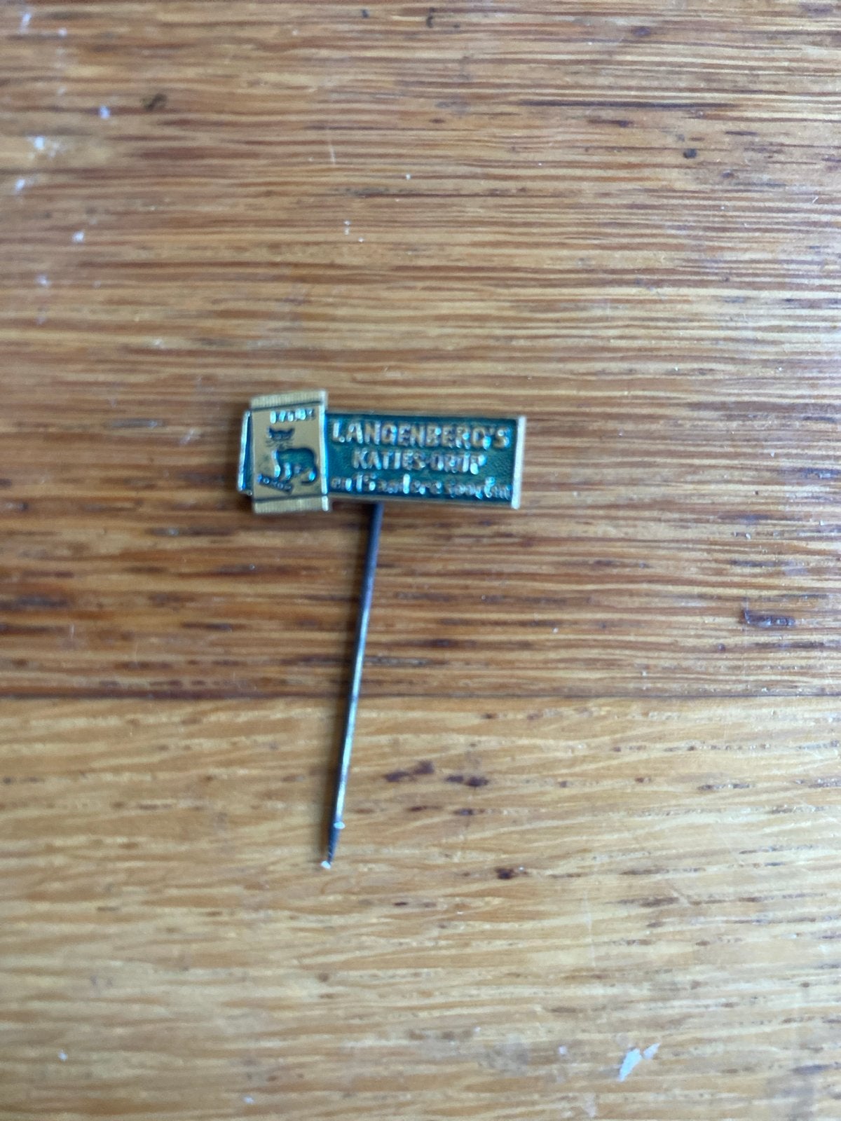 Vintage Langenberg's Katjes-Drop Speldje, Verzamelen, Speldjes, Pins en Buttons, Ophalen of Verzenden, Gebruikt, Merk, Speldje of Pin