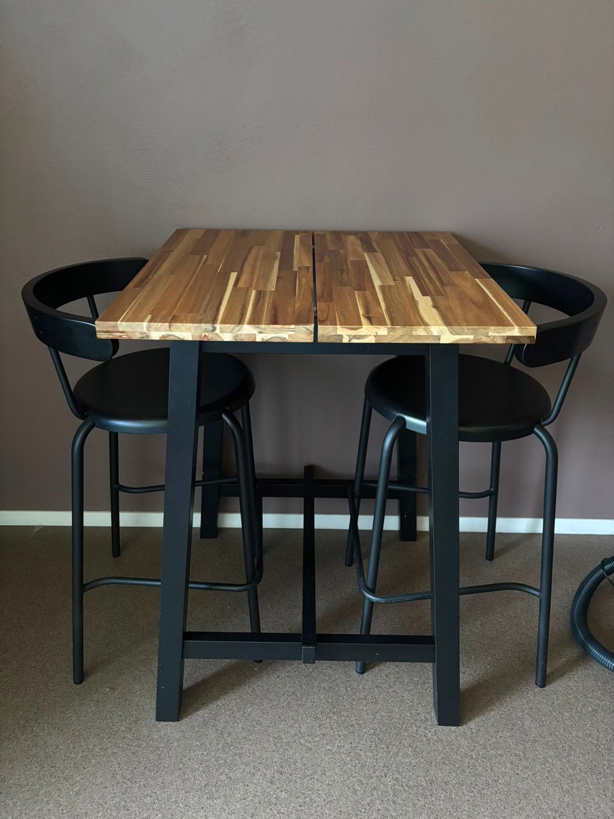 Bartafel en barkrukken in goede staat, Ophalen