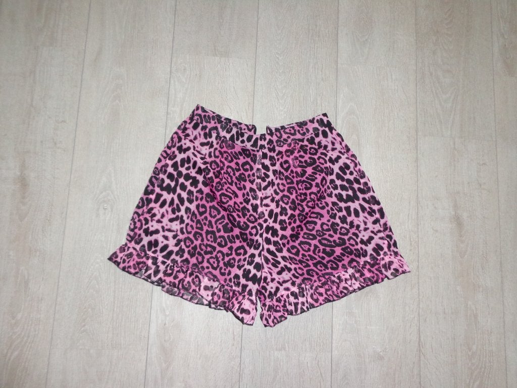 paarse panterprint dames korte broek van PRETTYLITTLETHINGS, Kleding | Dames, Kort, Paars, Ophalen of Verzenden, Zo goed als nieuw