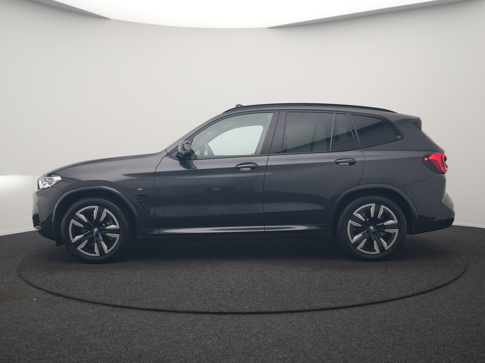BMW iX3 M Sport 80 kWh 286pk Dealer O.H. | Panodak | Adaptiv, Achterwielaandrijving, Gebruikt, 80 kWh, 2155 kg