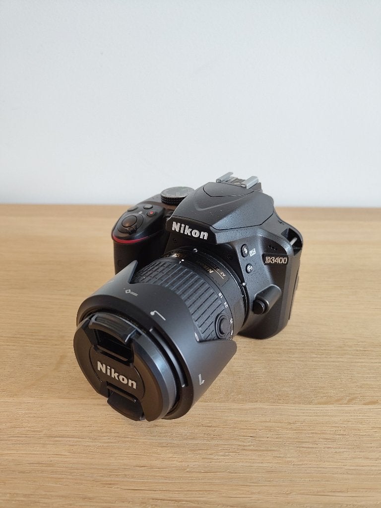Nikon D3400 (< 6500 clicks) + 18-55 kitlens + accessoires, Gebruikt, Spiegelreflex, Ophalen of Verzenden, Oplader