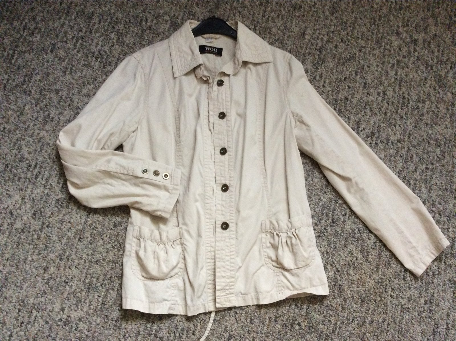 Stijlvol beige jasje van WOB, maat 42/44 (L), Kleding | Dames, Jassen | Zomer, Ophalen of Verzenden, Zo goed als nieuw, Maat 42/44 (L)