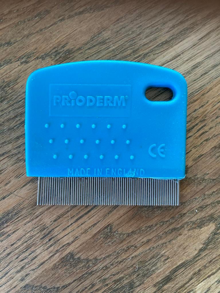 Luizenkam - Blauw - Made in England, Ophalen of Verzenden, Zo goed als nieuw, Kam of Borstel