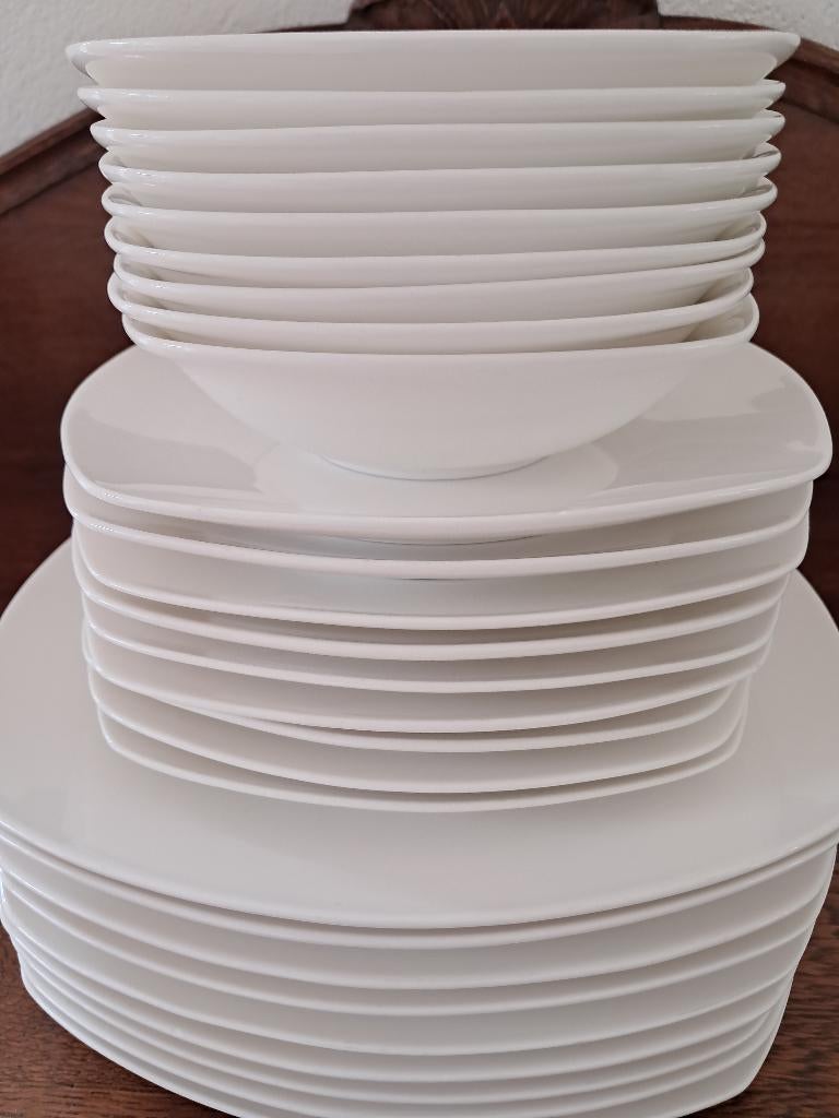 EETSERVIES   9 - delig  porselein, Huis en Inrichting, Keuken | Servies, Gebruikt, Bord(en), Effen, Porselein, Ophalen