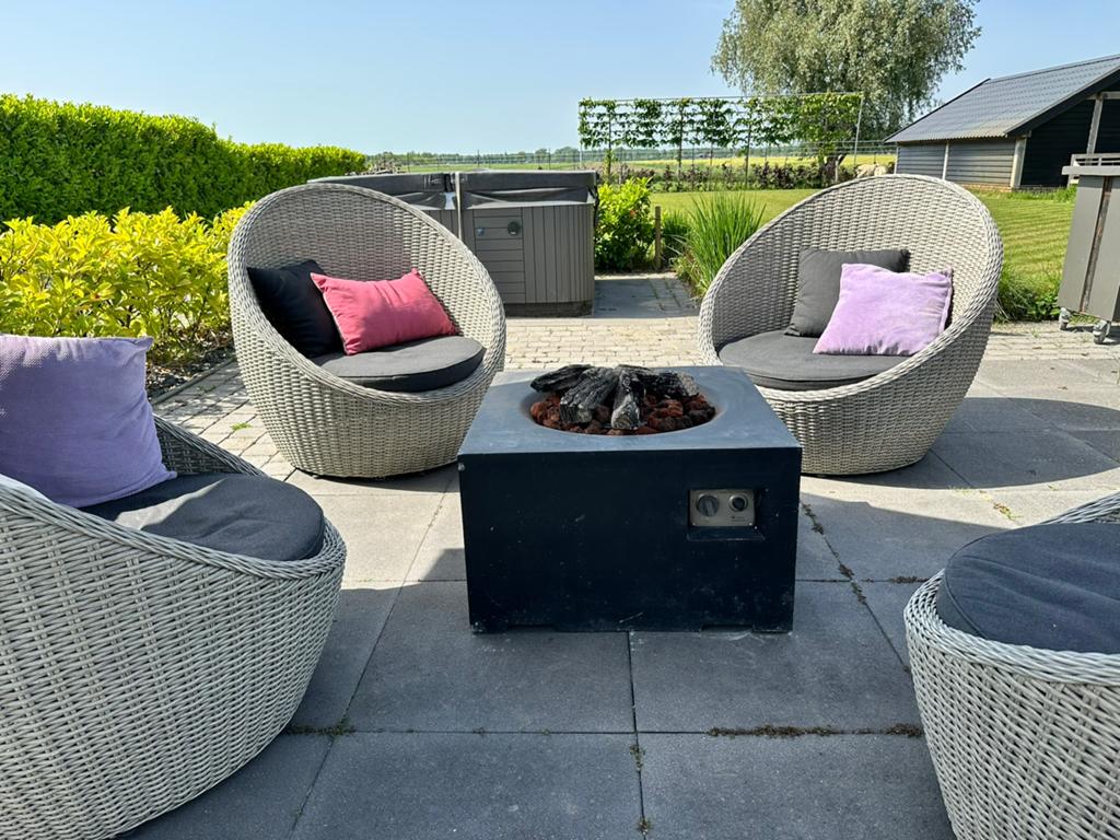 Lounge stoelen en vuurtafel, 4 zitplaatsen, Kunststof, Ophalen of Verzenden, Zo goed als nieuw