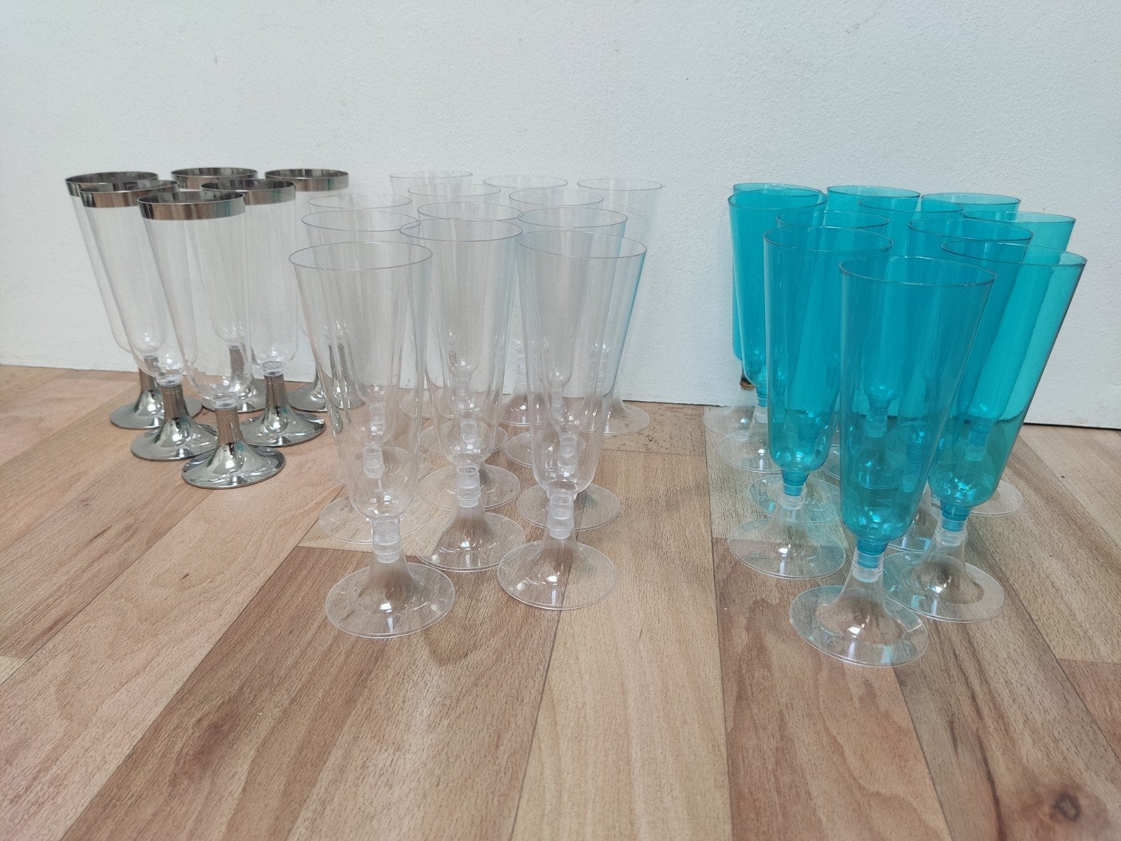 29 plastic champagneglazen, zilver, kleurloos en zeeblauw, Kunststof, Zilver, Ophalen of Verzenden, Overige typen