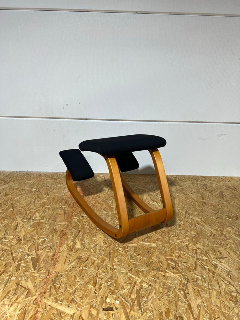 Varier (Stokke) Variable Balans Kniestoel Zwart Beuken, Huis en Inrichting, Stoelen, Gebruikt, Zwart, Ophalen of Verzenden, Eén